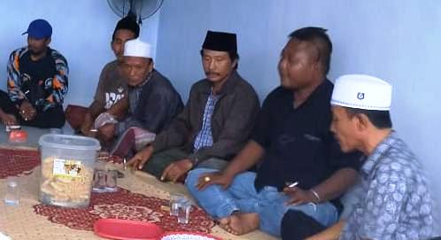 Kades Asem Rajeh Kec. Jrengik Sampang, Slamet Ariyadi saat urun rembuk terkait penyaluran BLT DD (W4H/JB01)